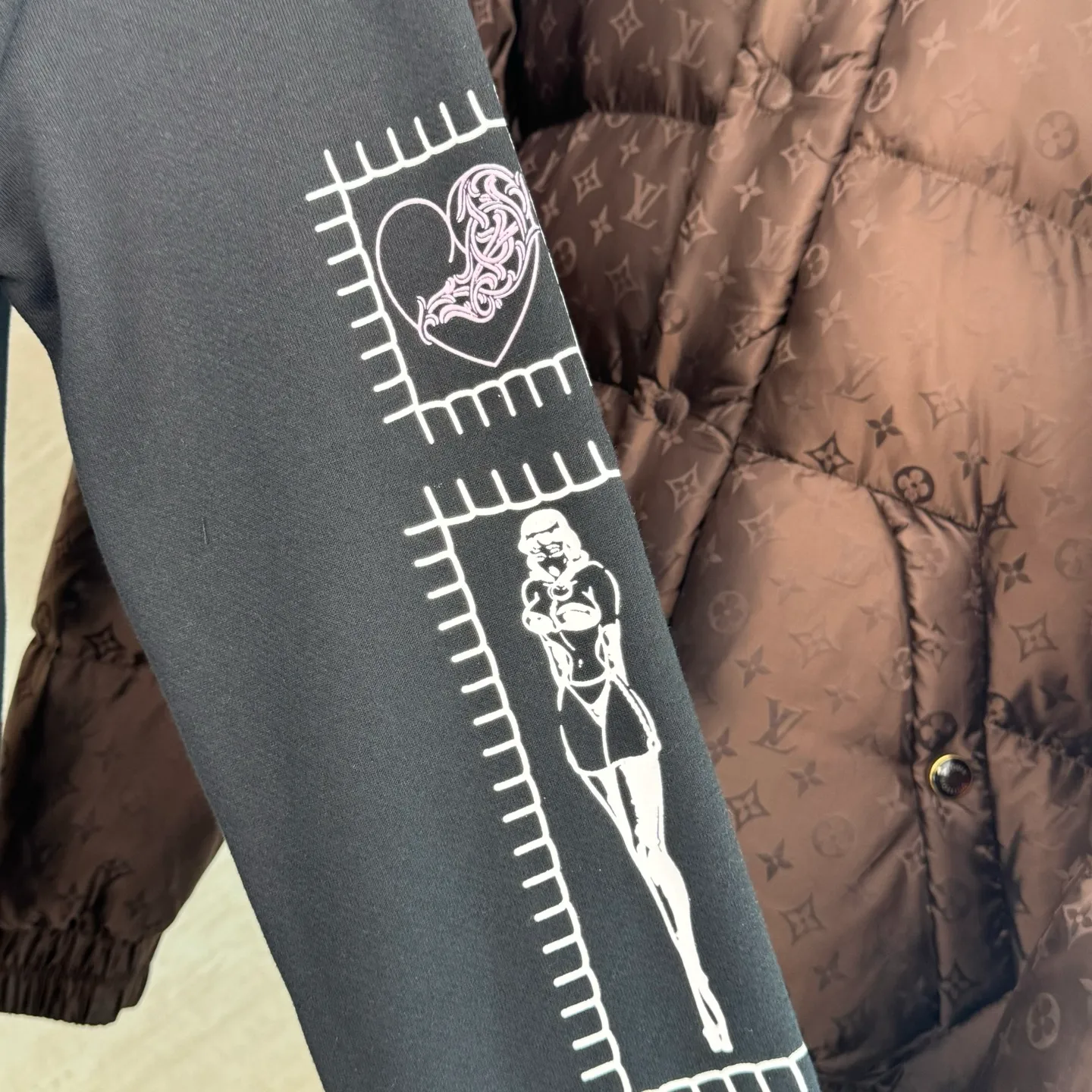 P460 Chrome Heart Ch character Sanskrit printed zipper hooded sweatshirt Size: S/M/L/XL Made of 80% cotton + 20% polyester blended fabric. The fabric is woven with 32-count base yarn and 10-count veil. The weight reaches 330 grams. It combines the skin-friendly breathability of cotton fiber and the anti-wrinkle stiffness of polyester. The sufficient weight brings good drape and wearing texture.